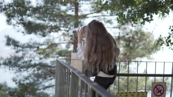Μια Όμορφη Έφηβη Μακριά Σκούρα Μαλλιά Κοιτάζει Μέσα Από Κυάλια — Αρχείο Βίντεο