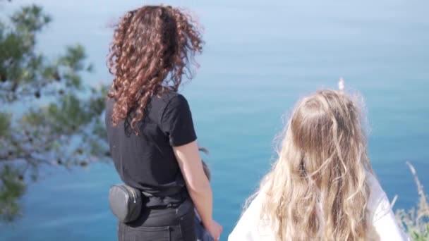 Θέα Από Πίσω Τουρίστες Μητέρα Και Κόρη Κοιτάζουν Θάλασσα Κρατώντας — Αρχείο Βίντεο