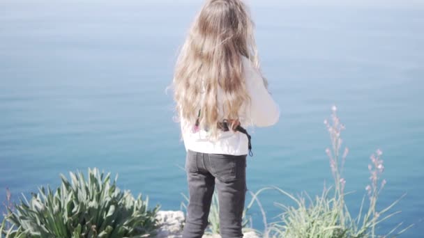 Seorang Gadis Remaja Dengan Rambut Keriting Panjang Melihat Laut Dari — Stok Video