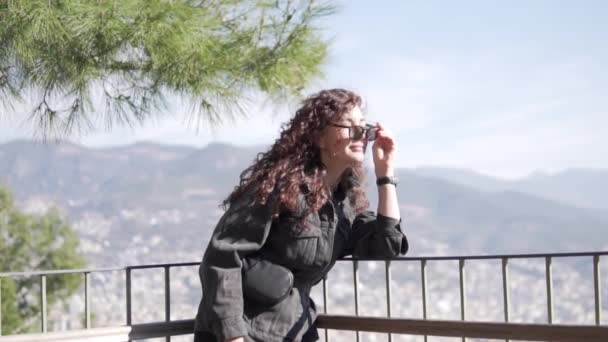 Beautiful Tourist Woman Puts Sunglasses Bright Day Tour Fortress Alanya — Stock Video