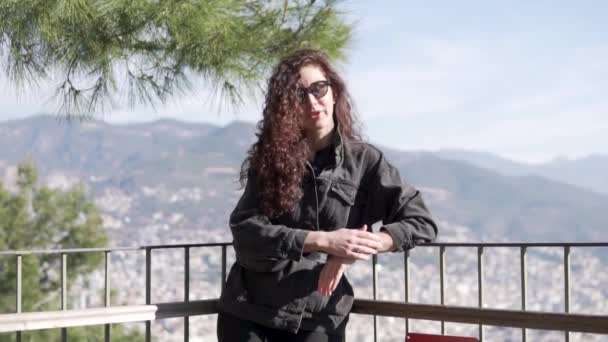 Kobieta Turysta Obserwuje Czas Zegarze Ramieniu Podczas Zwiedzania Biurka Turcji — Wideo stockowe