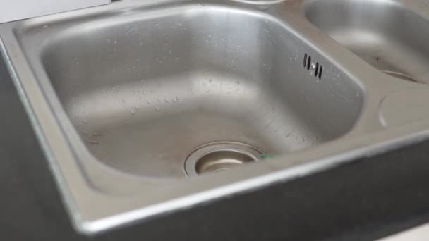 Seorang Pria Tanpa Wajah Mencuci Wastafel Dapur — Stok Video