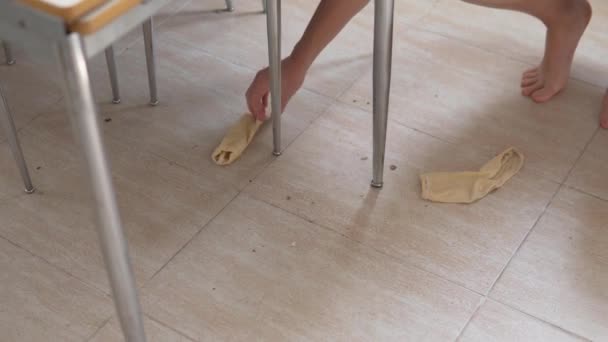 Жінка Видаляє Брудні Шкарпетки Підлоги Кухні — стокове відео