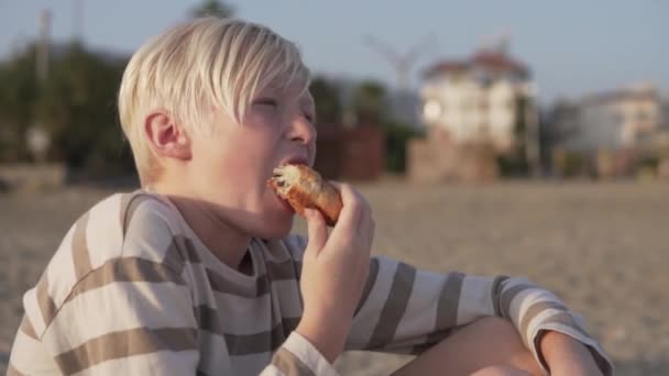 Handsome Boy Eats Banana Evening Park Sunset Turkey Alanya — Stock video