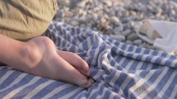Close Bare Feet Schoolboy Boy Towel Pebble Beach — ストック動画