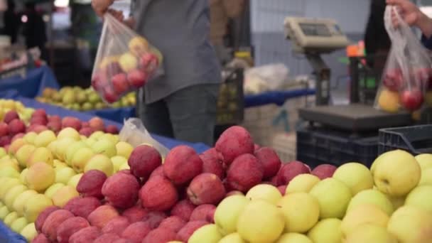 People Buy Apples Turkish Vegetable Farmers Market Seller Weighs Bag — Stockvideo