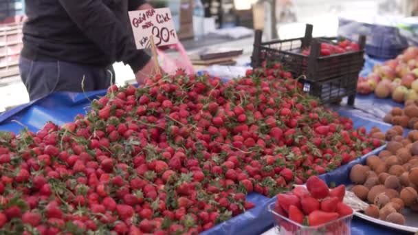 Der Verkäufer Wiegt Eine Frische Erdbeere Auf Dem Gemüsemarkt — Stockvideo