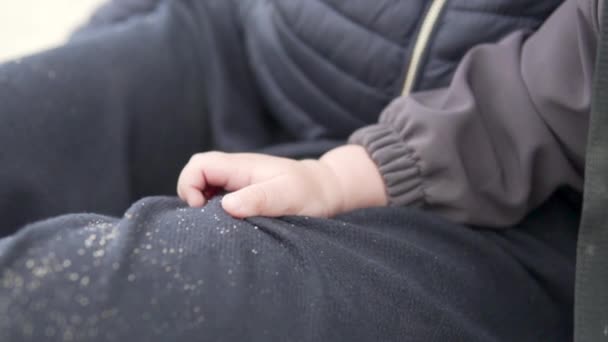 Mão Uma Criança Pequena Encontra Mãe Durante Passeio Praia — Vídeo de Stock