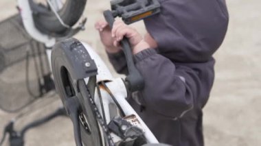 Küçük bir çocuk yetişkin bir ebeveynin bisikletini öğrenir.