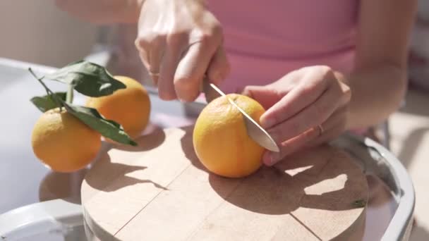 Zblízka Ruce Muže Řežou Pomeranč Nožem Dřevěném Lesku — Stock video