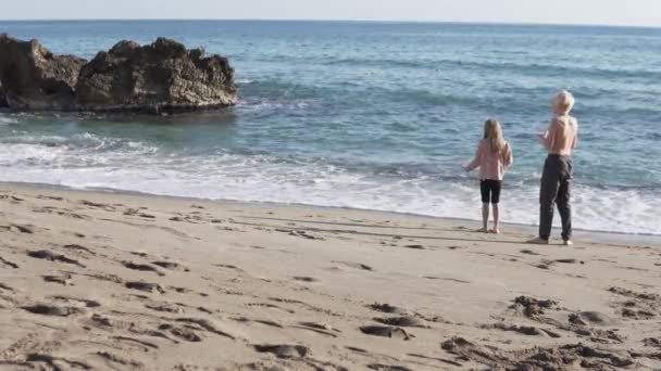 Мальчик Девочка Стоят Пляже Рядом Морем Милый Брат Сестра Идущие — стоковое видео