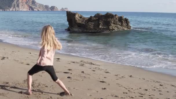 Une Belle Petite Fille Danse Sur Une Plage Sable Près — Video