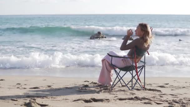 Žena Růžových Kalhotách Sedí Lehátku Odpočívá Dívá Moře Turistka Pije — Stock video