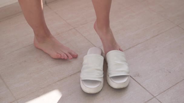 Uma Mulher Descalça Usa Chinelos Brancos Uma Plataforma Piso Azulejos — Vídeo de Stock
