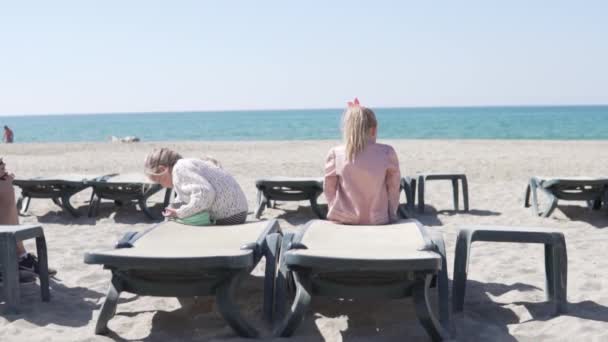 Весною Дві Дівчинки Віком Років Сидять Ліжках Біля Моря Туреччина — стокове відео