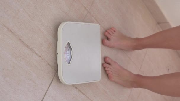 Uma Mulher Mede Seu Peso Casa Uma Balança Chão — Vídeo de Stock