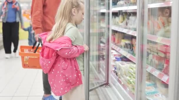 Маленькая Девочка Вместе Отцом Совершает Покупки Супермаркете — стоковое видео