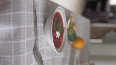 Masada bir tabak sıcak Ukrayna çorbası var..
