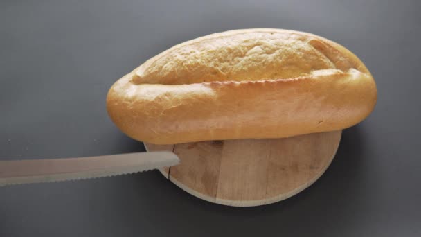 Cuchillo Pan Coloca Junto Una Hogaza Fresca Pan Blanco — Vídeo de stock