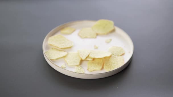 Картопляні Чіпси Падають Білу Тарілку Чорному Тлі Скубічна Їжа — стокове відео