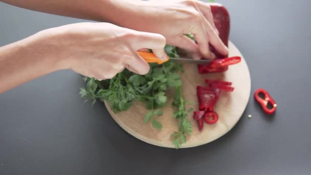 Parsley Placed Wooden Tray Chopped Red Pepper — Stock Video