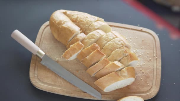 Een Persoon Neemt Een Foto Van Vers Wit Brood Stukken — Stockvideo