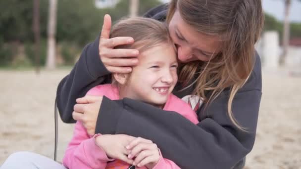 母抱擁とキス彼女の小さな娘オンザビーチ クローズアップ トルコ Alanya — ストック動画