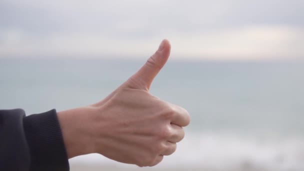 Крупным Планом Женская Рука Показывает Знак Класса Фоне Моря — стоковое видео