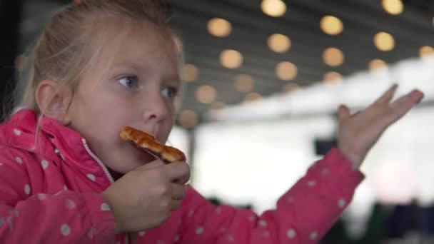 Ein Schönes Kleines Mädchen Isst Pizza — Stockvideo