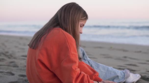 Une Belle Adolescente Est Assise Sur Une Plage Sable Bord — Video