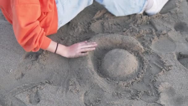 Sebuah Tangan Anak Anak Membangun Istana Pasir Musim Semi Pantai — Stok Video
