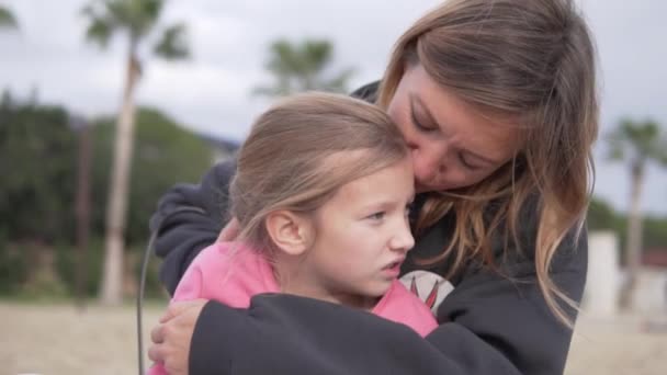 特写时 一个女人在公园散步时 温柔地拥抱了她心爱的女儿 — 图库视频影像