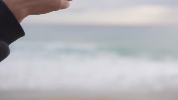 Ženská Ruka Ukazuje Chladné Pozadí Rozmazaného Moře — Stock video