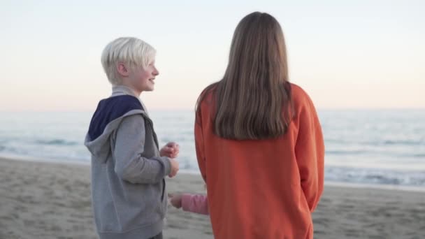 Tonårspojke Och Flicka Talar Sött Vid Solnedgången Vid Havet Turkiet — Stockvideo