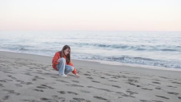 Wieczorem Ponura Nastolatka Siedzi Piasku Nad Morzem Turcja Alanya — Wideo stockowe