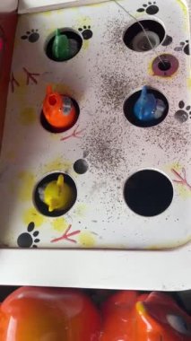 Dikey video, eğlence parkında slot makinesinde oynayan küçük kız, yakın plan..