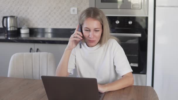 Eine Schöne Frau Telefoniert Hause Computer Und Spricht Mit Einem — Stockvideo