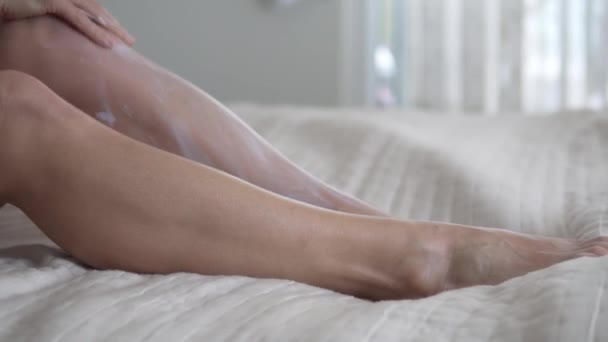 特写时 女人在腿上涂上白霜 使身体柔软 — 图库视频影像