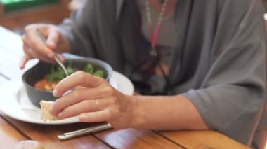 Suratı olmayan bir adam yazın Türkiye 'de bir sokak restoranında yumurta kahvaltısı yapar.