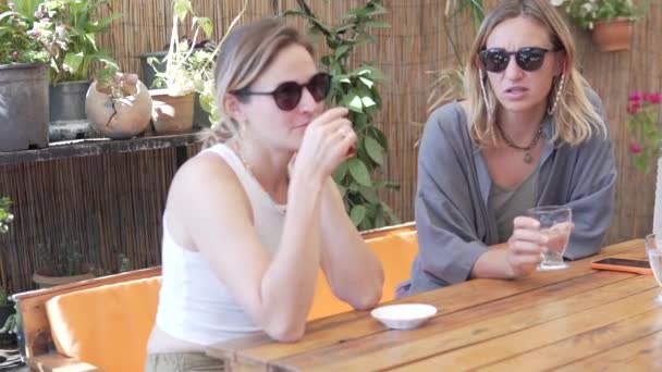 二人の女性の友人は 美しい通りのレストランで夏の朝食を持っています トルコ — ストック動画