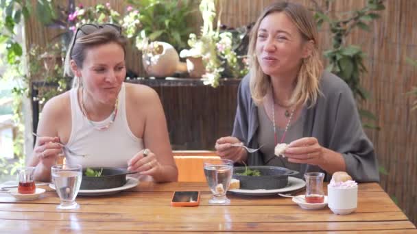 Piękne Głodne Kobiety Jedzą Śniadanie Jajecznicą Restauracji Ulicy Latem — Wideo stockowe