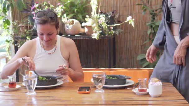 夏のトルコのレストランで楽しい朝食を持っている夏の服の2人の女性 — ストック動画
