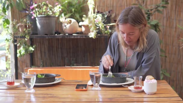 ヒッピー女性は友人とベランダで夏の朝食を食べる — ストック動画