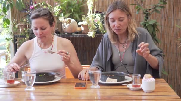 トルコのレストランで夏の朝食を持つ2人の美しい女性 — ストック動画