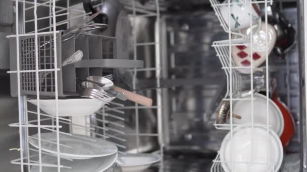 一个女人从洗碗机里拿出干净的盘子 这是一个特写镜头 一个垂直的视频 — 图库视频影像