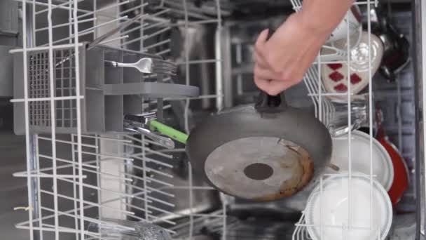 一个女人用干净的盘子把洗碗机拆开 垂直录像 — 图库视频影像