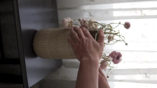 Женщина Убирает Сушеные Цветы Вазы Мешок Мусора Вертикальное Видео — стоковое видео