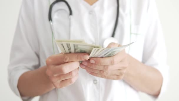 Close Seorang Dokter Wanita Dalam Mantel Putih Menghitung Paket Tagihan — Stok Video