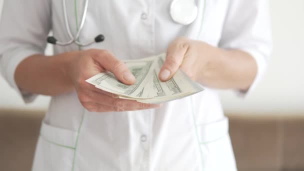 手を閉じて メディナの看護師は 医療従事者の給料ドルを数えている 医師への賄賂 — ストック動画
