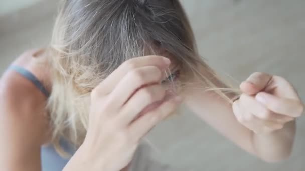 Een Vrouw Onderzoekt Haar Geknipte Haar Met Eerste Tekenen Van — Stockvideo